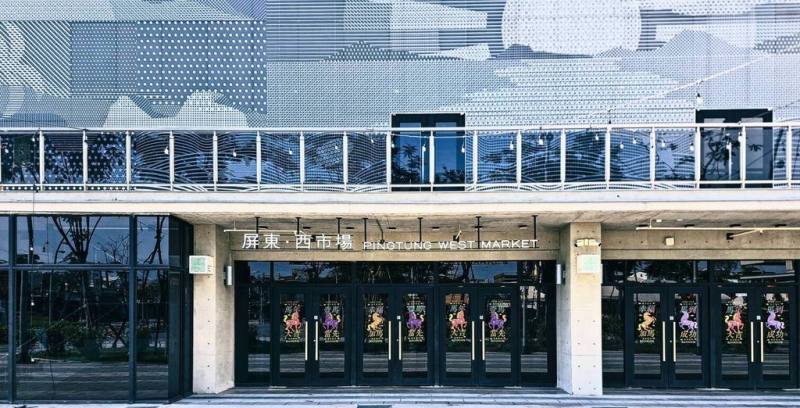 屏東西市場在中秋連假推出活動，除邀請藝人開唱，27日開放限量30組烤肉席次，百斤鮮蚵免費供參加者享用。（屏東縣政府提供）