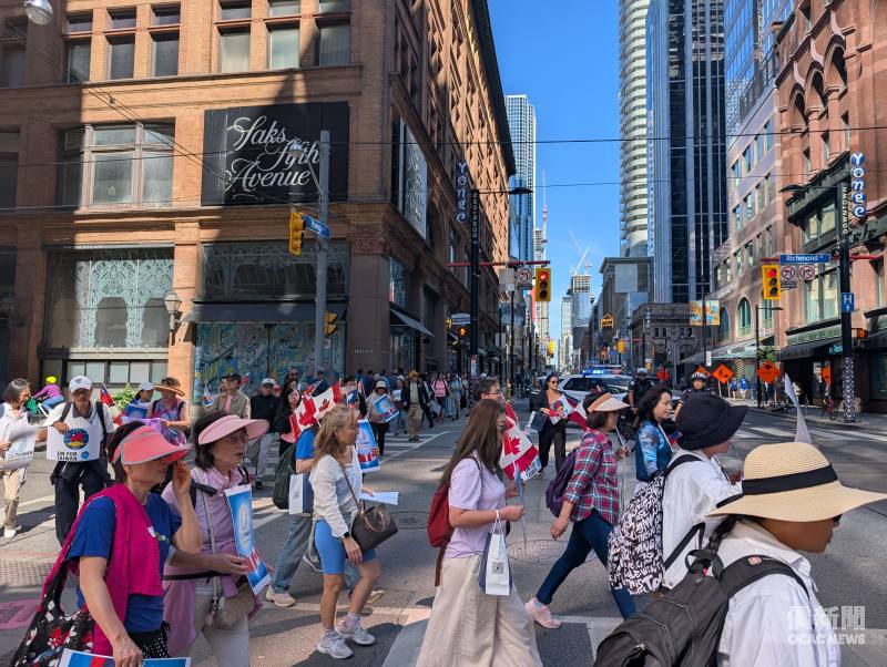 本次遊行以 Yonge Street駐多倫多辦事處大樓為終點站，象徵「心在臺灣」，活動全程平安順利，圓滿完成。