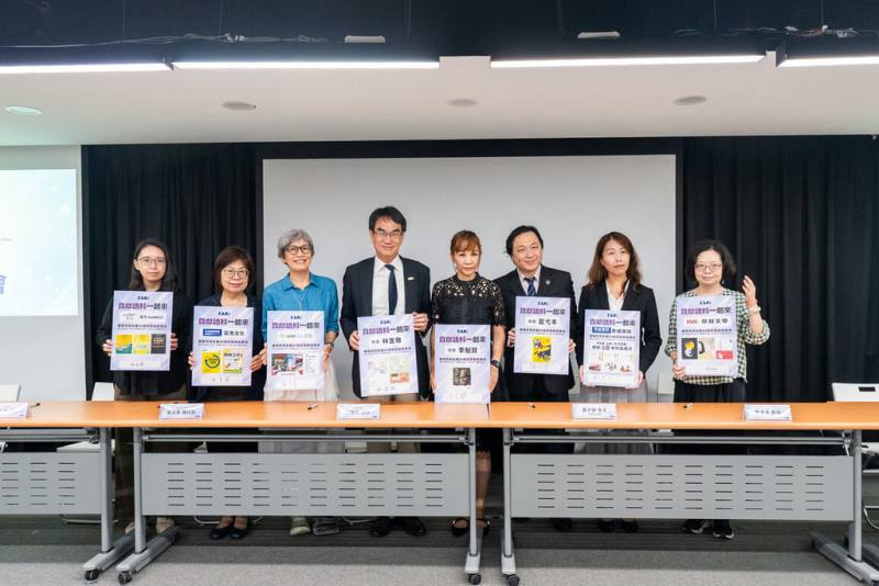 台灣主權AI訓練語料庫自114年底上線，已累計超過22億詞元（tokens）。數發部長林宜敬（左4）15日宣布啟動民間語料徵集，現階段以具豐富語料資源的出版業及電子書平台為合作對象，號召更多民間創作力量加入，打造具台灣特色的可信賴AI。（數發部提供）