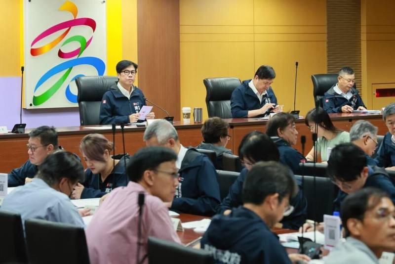 高雄市長陳其邁（後左）15日主持市政會議，聽取市府原民會報告「2026 TAKAO豐潮原住民族聯合豐年節」等內容。（高雄市政府提供）