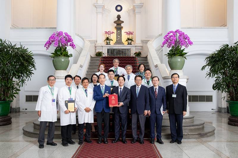 總統接見「全球中醫藥醫學會聯合會」，並合影