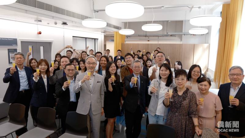 適逢國立政治大學百年校慶，英國政大校友會於倫敦舉辦「無界政大人：百年傳承與英倫實踐」交流活動，與會貴賓、講者及旅英校友共同舉杯，提前祝福國立政治大學百歲生日快樂。