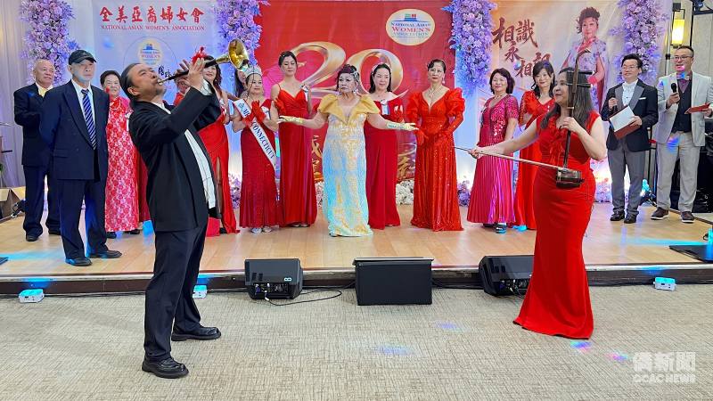 嗩吶大師郭雅志和二胡名師何濤對奏「月光愛人」。