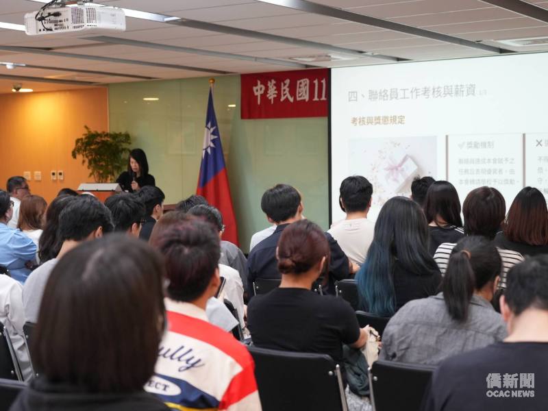 僑生用心聆聽僑委會各處室報告，瞭解聯絡員工作內容。