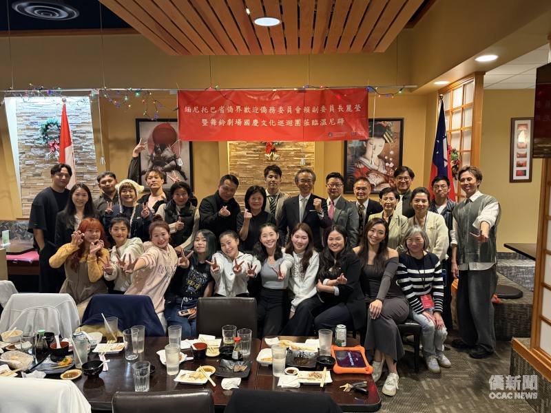 緬省僑界與賴麗瑩及舞鈴劇場團員們於歡迎晚宴合影