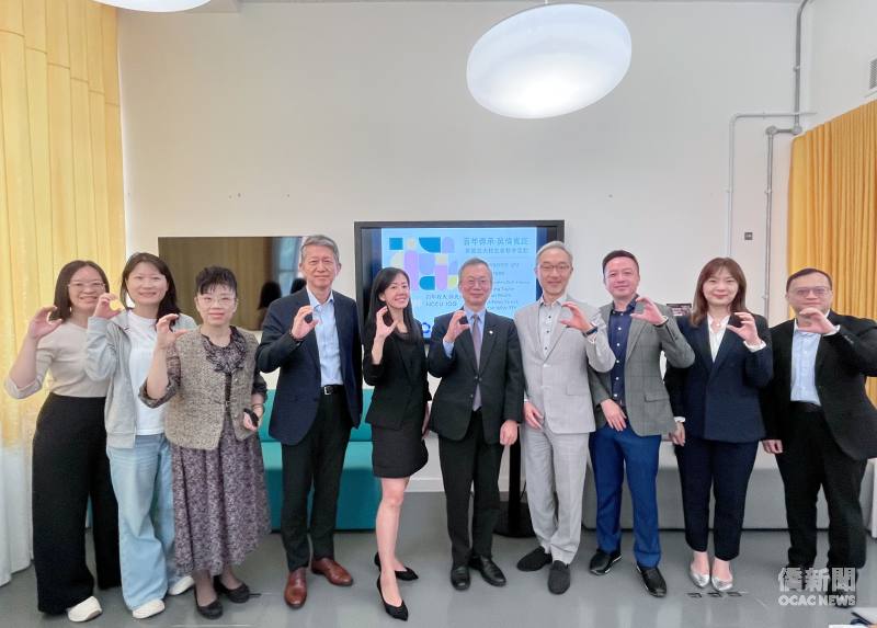 出席「無界政大人：百年傳承與英倫實踐」交流活動的與會貴賓合影。