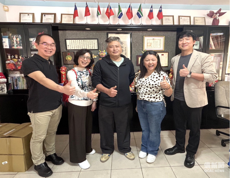 南非夸祖魯那他省臺灣中華文教中心董事長李雋齊(中)及班德中文學校校長陳金衣(左二)就僑教推動進行意見交流