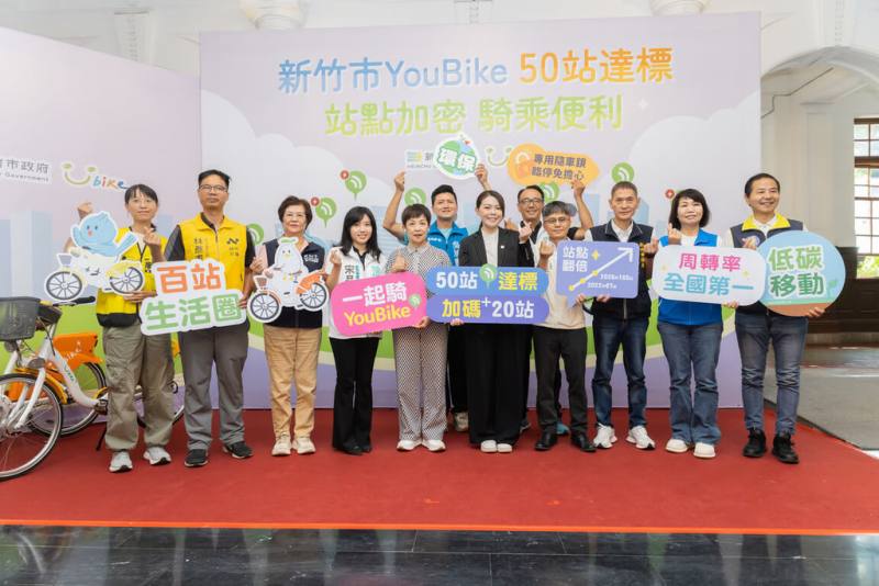 新竹市政府14日舉辦YouBike啟用記者會，市長高虹安（前右5）出席表示，此次新增29站，預計年底前將再增20站及450輛電輔車，屆時全市站點將突破185處、自行車總量逾3000輛。（新竹市政府提供）
