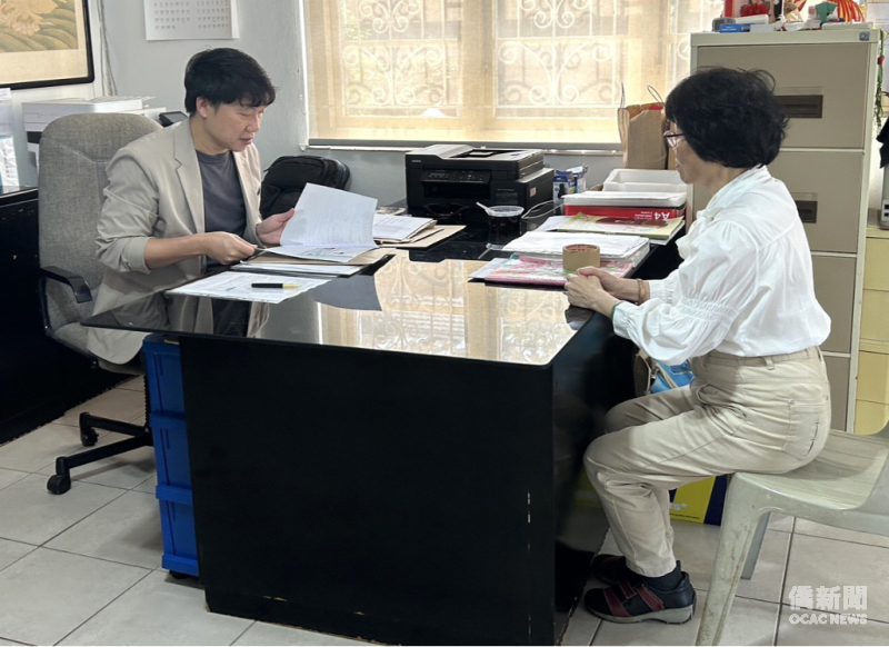 駐南非代表處於現場提供僑胞行動領務服務