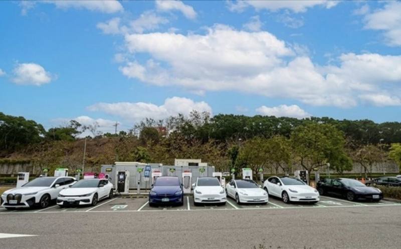 因應電動車充電需求續增，交通部推動公共充電樁建置，截至115年7月底，總數達1萬6280槍。圖為台中清水服務區快充站。（交通部提供）