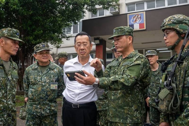 中秋節將至，國防部長顧立雄（中）15日前往基隆地區視導駐軍。（國防部提供）