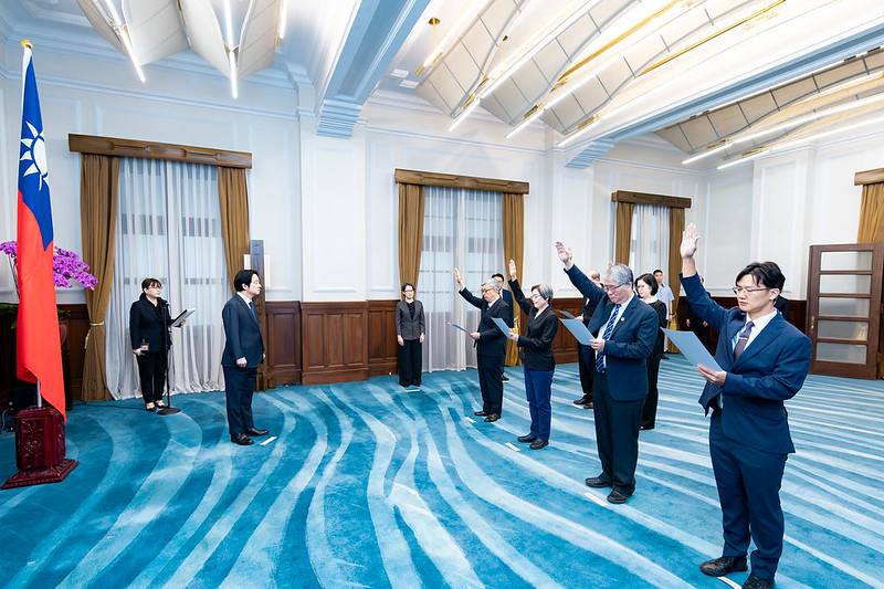 賴清德總統16日上午主持「新任中央研究院、國史館、行政院政務人員及駐外大使宣誓典禮」
