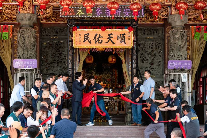 總統前往「麥寮雷厝順天宮」參香祈福，並致贈匾額「順天佑民」