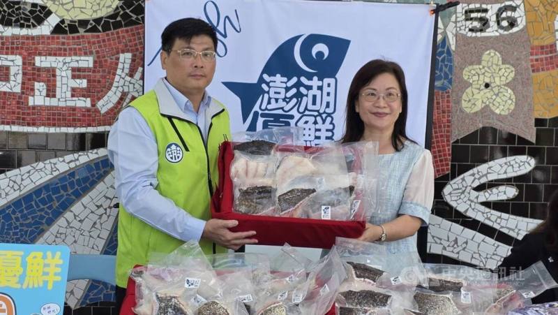 「澎湖優鮮」水產品供應學校午餐食材捐贈儀式16日舉行，澎湖縣副縣長林皆興（左）代表捐贈「澎湖優鮮」龍虎斑，由中正國小校長張素紋（右）代表接受。