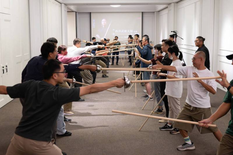奇美博物館擁有豐富古兵器蒐藏，2025年首度舉辦歐洲兵器探索活動，將於10月再度推出一日限定體驗工作坊，邀民眾體驗中世紀劍術魅力。（奇美博物館提供）
