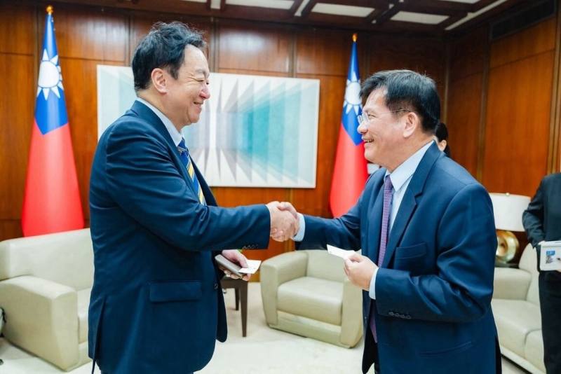 外交部長林佳龍（右）15日接見日本國民民主黨選舉對策委員長村岡敏英（左）眾議員一行。（外交部提供）