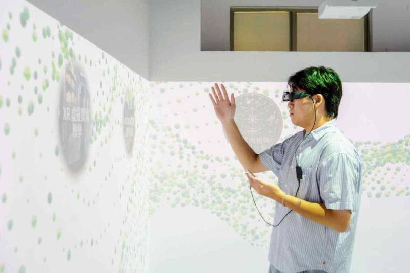 東吳大學16日啟用「虛實融合學習教室」，導入四面環景牆面與地面連動投影，讓學生沉浸式學習體驗。（東吳大學提供）