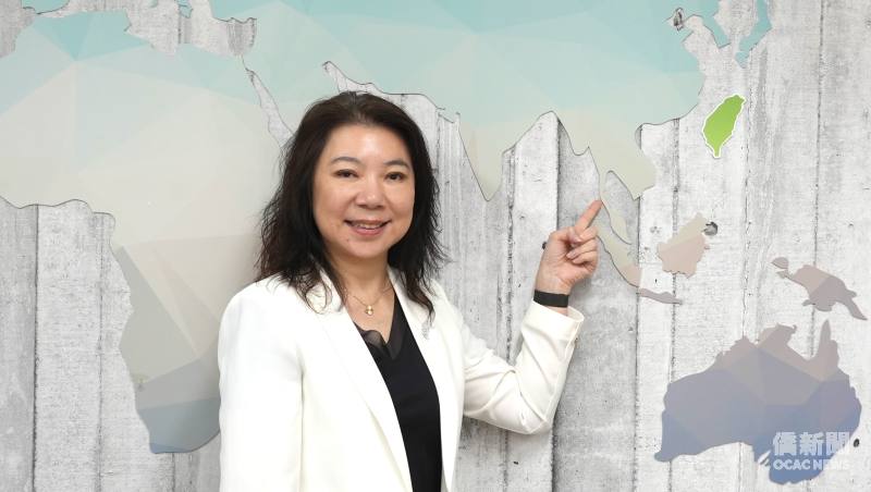 楊菁萍是臺灣女兒，回首25年前因為不服輸而勇闖荒野的勇氣，到接觸僑社後更上層樓的成績，她致謝自己的勇氣、上天賦予的運氣，也致謝貴人們。