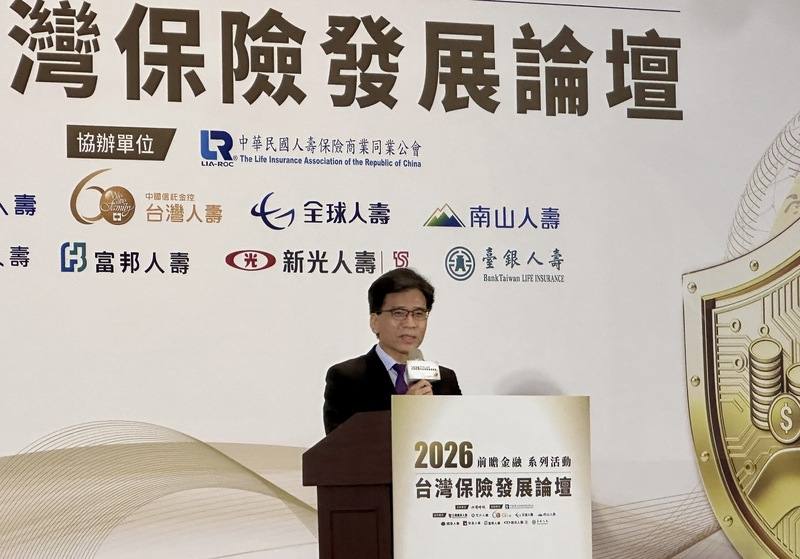 金管會主委彭金隆（圖）16日在論壇表示，保險業2026年迎來3大關鍵制度變化，包含IFRS 17、新一代清償能力（TIS）以及匯率會計與外價金新制。他期許，保險業不只賣保險，也要轉變成為社會、客戶管理風險的保險業。