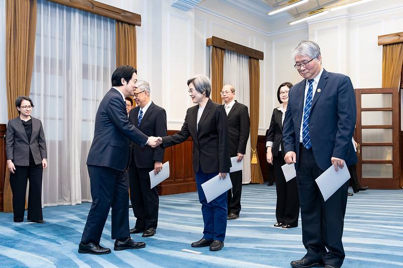 總統主持「新任中央研究院、國史館、行政院政務人員及駐外大使宣誓典禮」