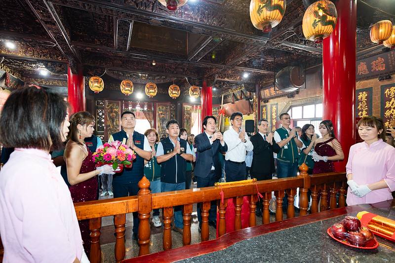 賴清德總統16日午間前往雲林縣「麥寮雷厝順天宮」參香祈福