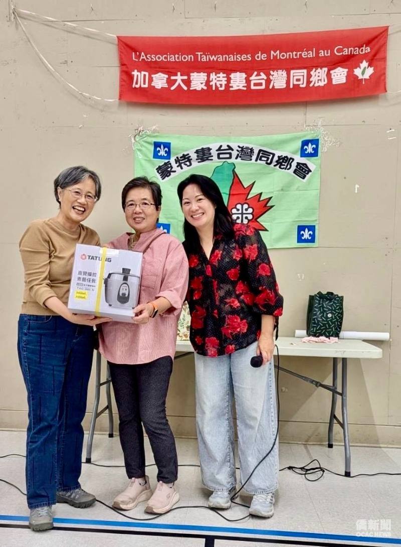 辦事處提供許多精美獎品抽獎，由陳淑容(左)抽出最大獎、林怡君(右)主持抽獎活動。