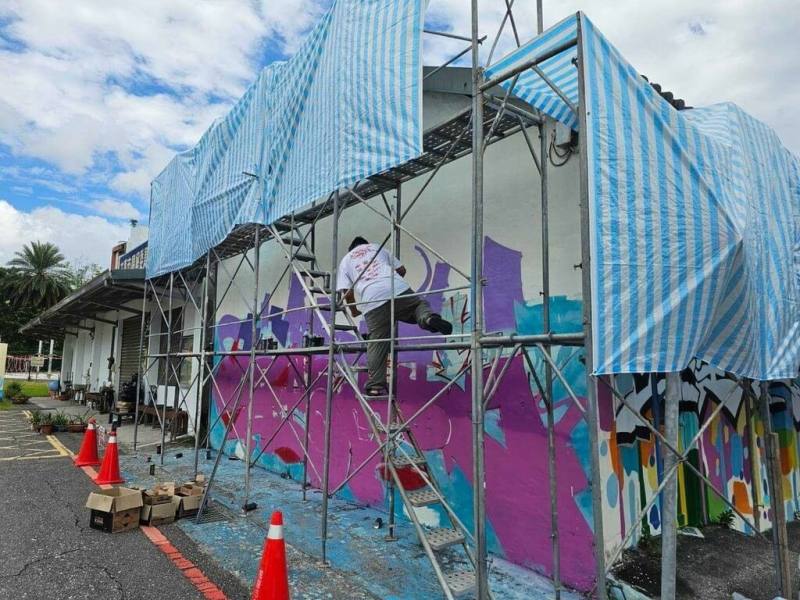 花蓮市進豐園區建物外牆化身大型街頭藝術畫布，近期由多名國內街頭藝術家以「消失的萬壽溪周邊人文歷史」為主題展開創作，牆面變得活潑外，也希望年輕世代能以不同方式認識花蓮歷史。（花蓮市公所提供）