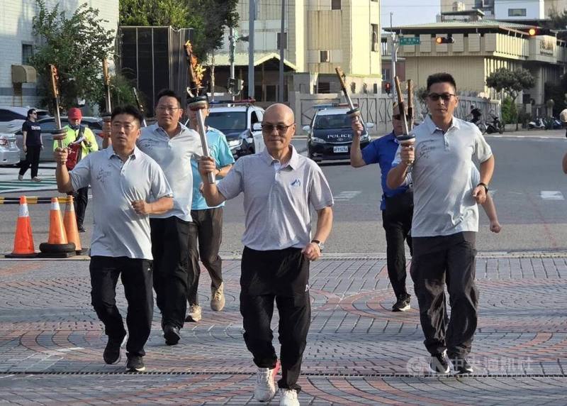 第11屆離島運動會聖火15日由連江縣教育處長王禮民（中）率7名聖火隊，在下午傳抵澎湖縣政府。