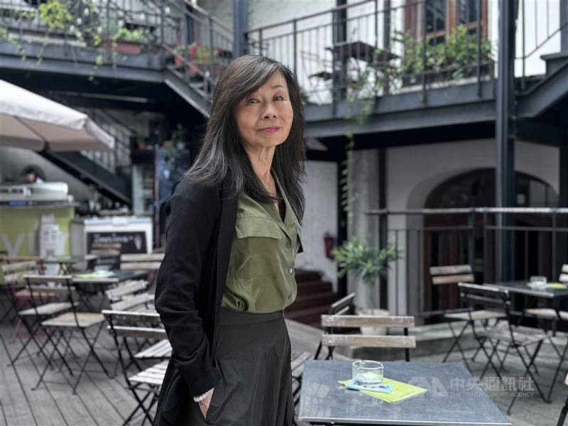 第77屆美國國家圖書獎15日公布入圍名單，國家文藝獎得主、台灣作家平路作品「東方之東（To the East of the East）」入圍翻譯文學類獎。