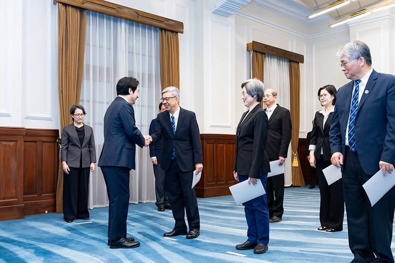 總統逐一向宣誓人致意
