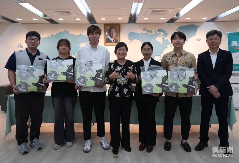徐佳青（中）代表僑委會致贈紀念品予與會僑生社團，與僑生處處長張文華（右一）及僑生社團代表合影留念。