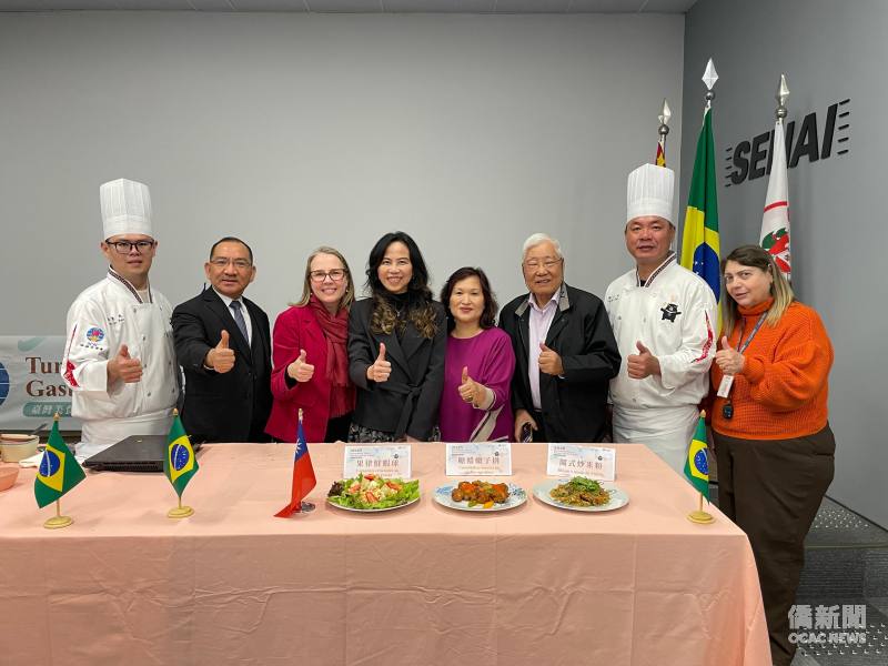 主廚助理林彥兆(左起)、聖保羅文教中心主任尤正才、SENAI Horácio Augusto da Silveira學校校長Janaína Aparecida Mainardi、駐聖保羅辦事處處長朱怡靜、客屬崇正會副會長葉莉煒、巴西臺灣同鄉會會長莊海定、主廚蔡坤城與該校教師合影。
