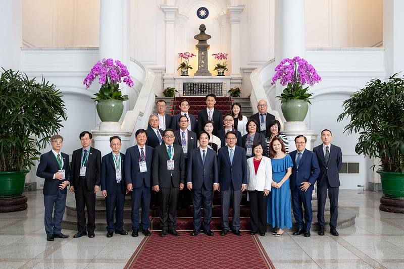 總統與「亞洲地區臺灣同鄉會回國訪問團」合影