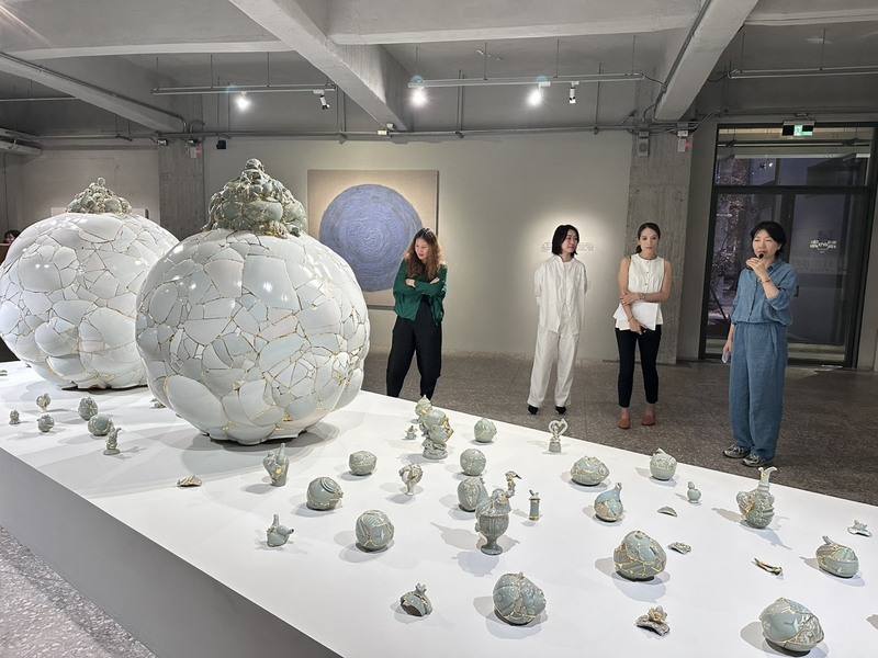 金馬賓館當代美術館12日起推出特展「存在的手勢」，邀集亞洲中生代藝術家石晉華、李受徑、張恩滿、葉偉立、蔡佳葳等人參與，由各自生命經驗與文化背景出發，進行5種書寫。