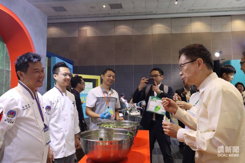外貿協會董事長黃志芳到場品嚐温國智主廚料理，以臺灣美食為媒介，共同見證臺菲農業、經貿與文化交流成果。