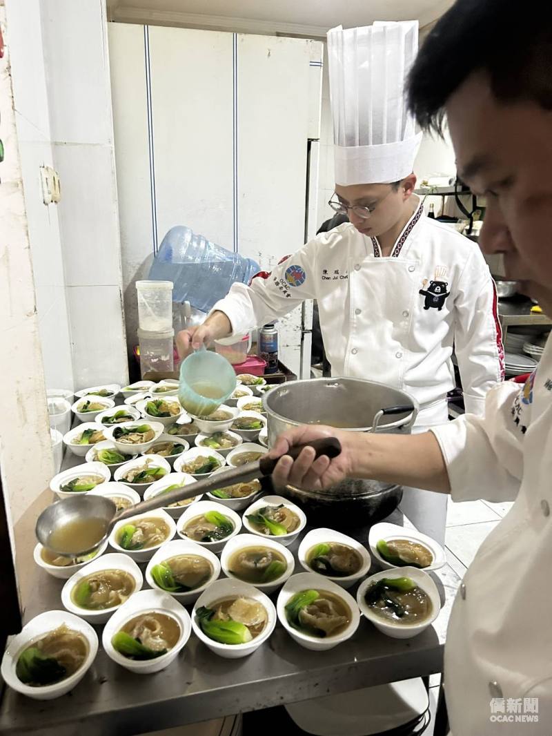 全神貫注料理每道菜色