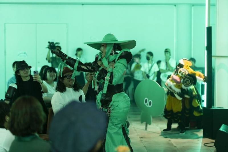 台灣變裝家族「瘋家」成員Tina Banana身兼劇場導演與執行製作，擅長將戲劇、舞蹈與造型融入表演，19日將在「a-We之夜 友誼無界」主題晚會登場。圖為2025年Tina Banana在日本大阪「a-We之夜」演出情形。（文化部提供）