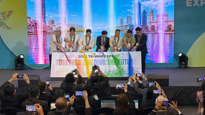 2026年菲律賓台灣形象展17日在馬尼拉登場，經濟部次長何晉滄（中）、外貿協會董事長黃志芳（左3）等人主持開幕儀式。