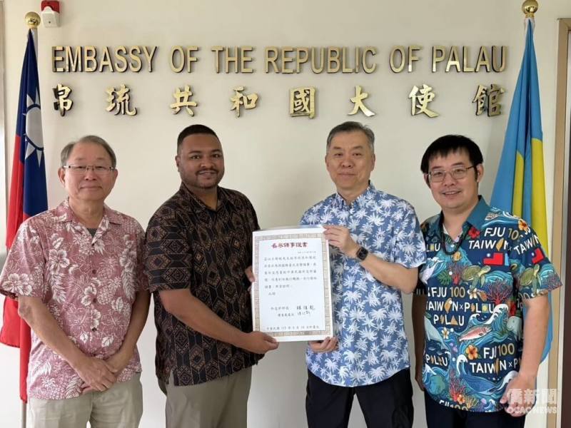 帛琉駐台大使吳傑法（Gaafar J.Uherbelau，左2）15日頒發名譽領事證書，由王舜睦（右2）正式接任帛琉駐台北名譽領事。（帛琉共和國駐台大使館提供）