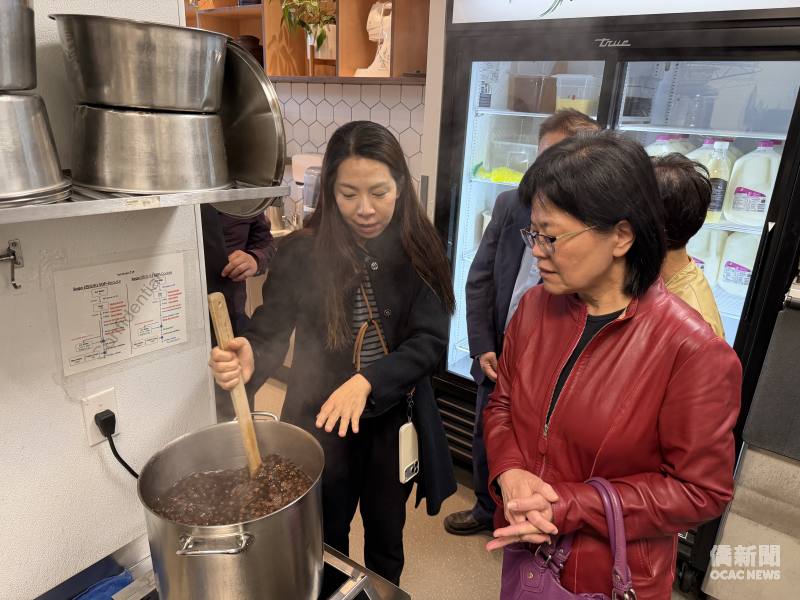 賴麗瑩（右）瞭解PANDA TEA手搖飲料店熬製珍珠的過程。