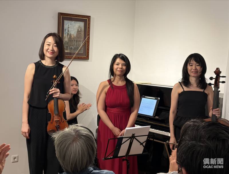 演奏者李純欣(左)、黃瑞蘭(中)與張智惠(右)合影。