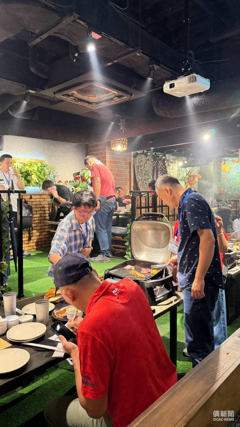 同鄉會成員享受中秋烤肉樂趣。