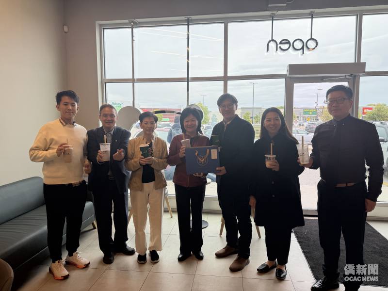 賴麗瑩（左四）、多倫多文教中心主任藍柏青（右一）與PANDA TEA業者巫昱宏（右三）、李尚陽（左一）等人合影。