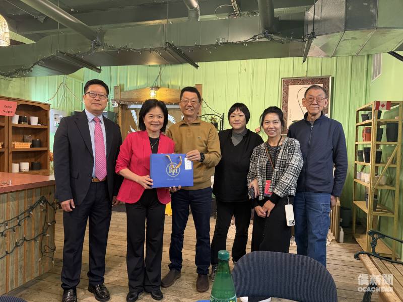 僑務委員會副委員長賴麗瑩（左二）在多倫多文教中心主任藍柏青（左一）陪同下，致贈禮品予連春蘭園共同經營人林英和（左三）、林英杰（右一）及林昱妏（右三），與僑務促進委員許亦欣(右二)合影留念。