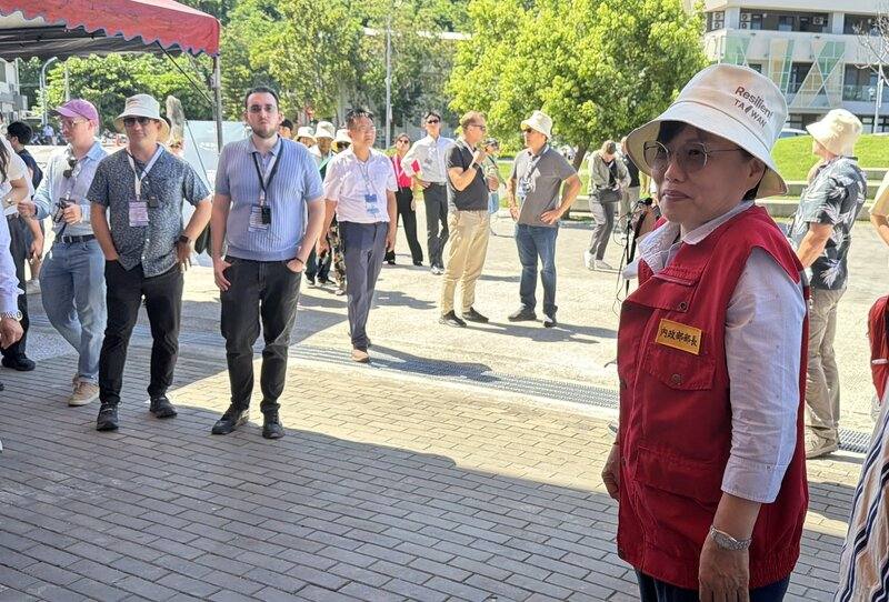 臺東縣政府17日舉辦國家防災日大規模震災救災動員演練，內政部長劉世芳（右）親自到場視察，並邀請參與總統府「全社會防衛韌性國際論壇」講者及駐臺人員參與觀摩。