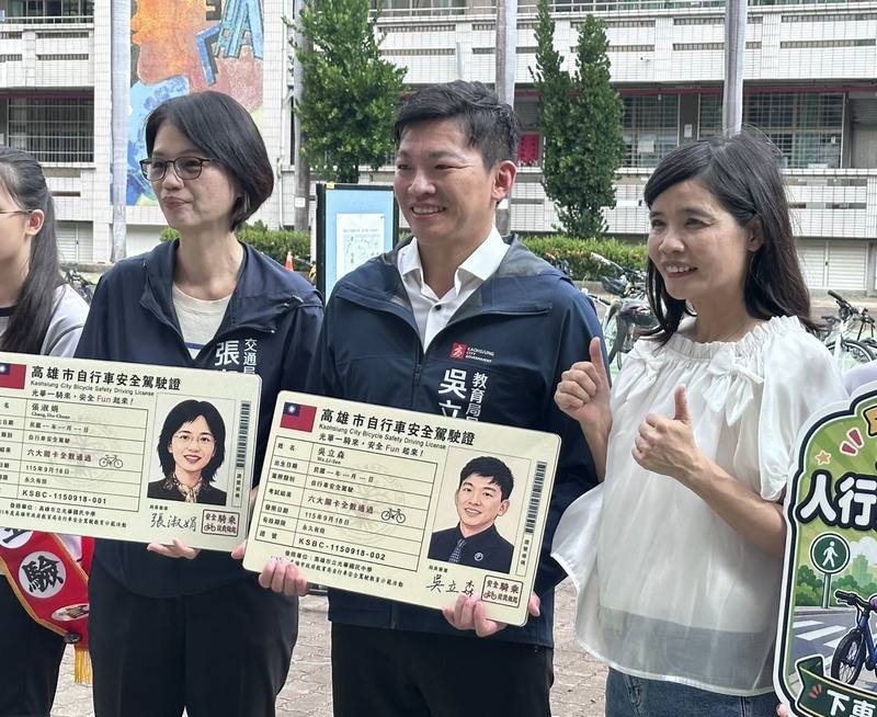 高雄市教育局長吳立森（中）、交通局長張淑娟（左）18日至光華國中，親自體驗「自行車安全駕駛教育示範活動」，由光華國中校長王小芬（右）陪同領取安全證照。
