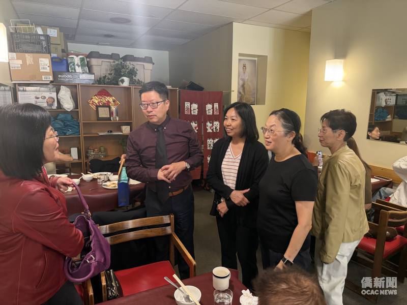 僑務委員會副委員長賴麗瑩（左一）參訪觀世音素食餐廳，與經營人莊淑萍（右二）、卓素芬（右三）交流。