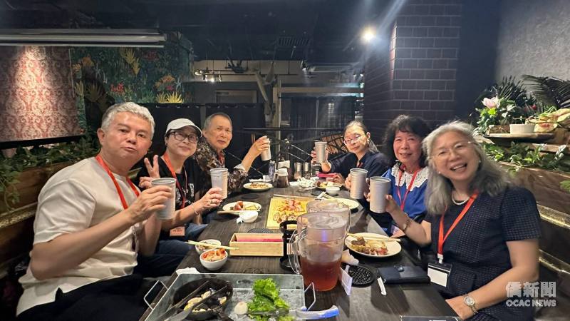 同鄉會幹部會員開心合影。