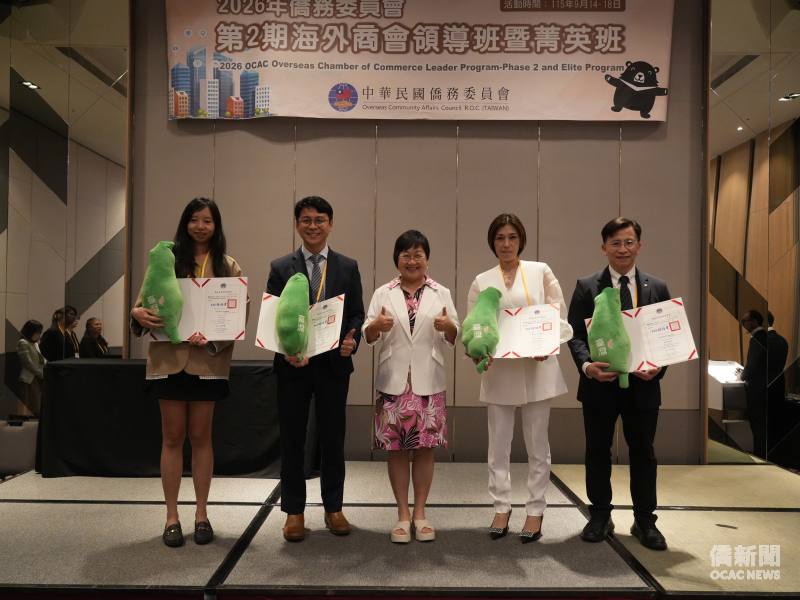 委員長頒發結業證書，左起分別為：菁英班副學員長羅怡安、學員長劉冠鑫、徐佳青、領導班學員長吉田姿伶、副學員長施峻良