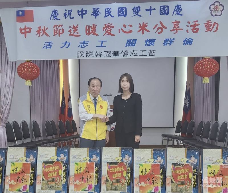駐韓國代表處僑務組副組長杜慧音（右）代表駐韓國代表處代表丘高偉感謝韓華志工會長年投身愛心公益。